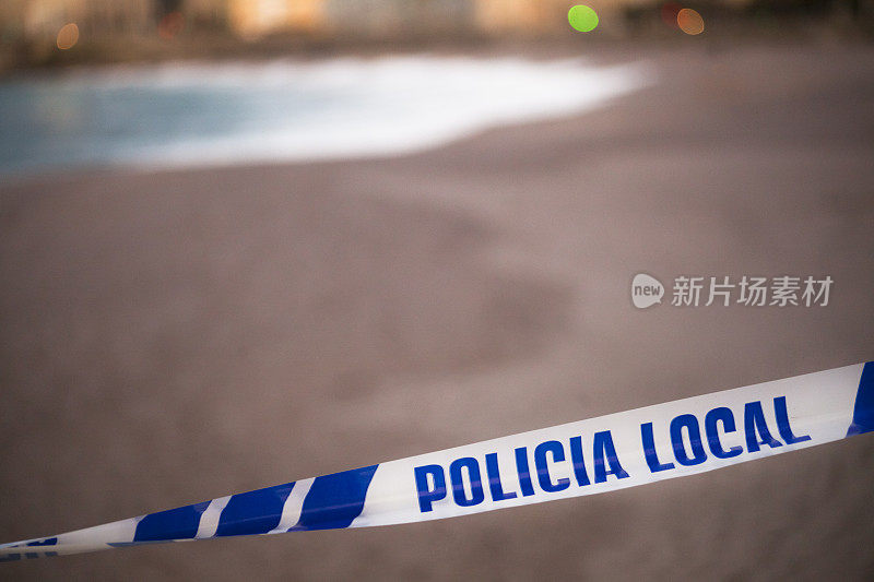 当地警方用警戒线封锁了海滩。A Coruña，加利西亚，西班牙。